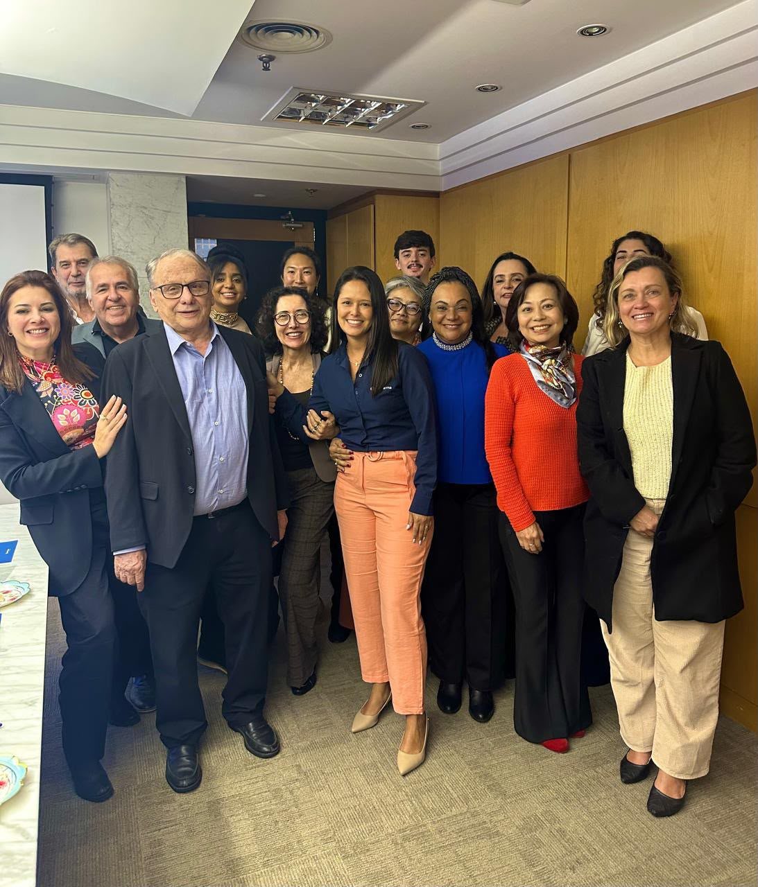 Equipe do Instituto Mariposa em evento corporativo com o Dr. Rubens de Campos