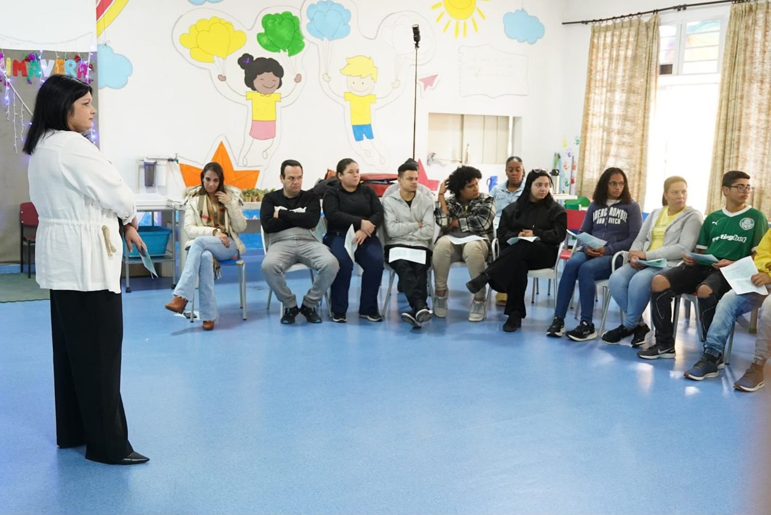 Amalia Antunes Nogueira, do Instituto Mariposa, em palestra para plateia